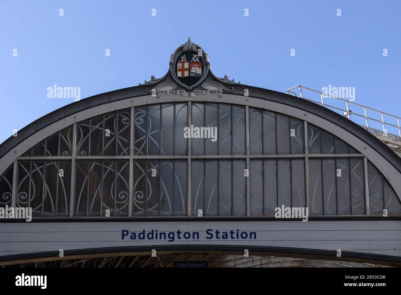 LONDON, Großbritannien - 26. MAI 2023: Frontfassade des Bahnhofs Paddington auf der Praed Street mit Wappen der Great Western Railway und Schild Stockfoto