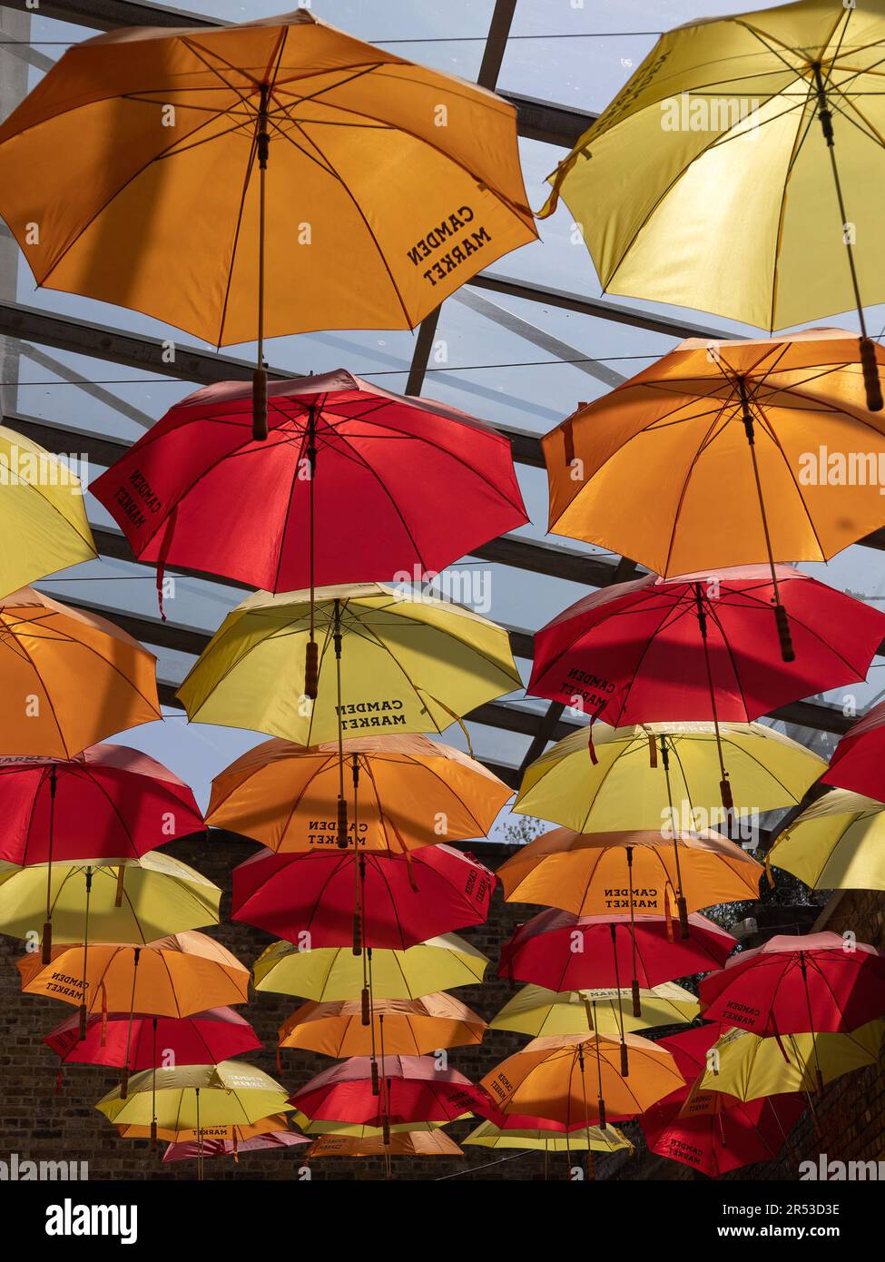 LONDON, Großbritannien - 27. MAI 2023: Farbenfrohe Regenschirme auf dem Stables Market in Camden Stockfoto