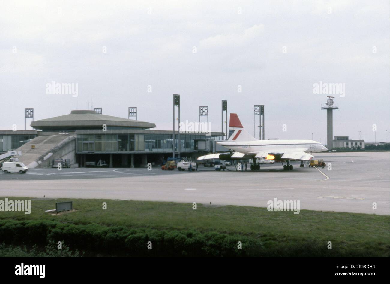 Die seltene Concorde-Lok ist ausgefallen! G-BOAE British Airways Concorde 212 in britischer Aufschrift auf der Rampe des Paris CDG - ein feuriger Motorstart! Stockfoto