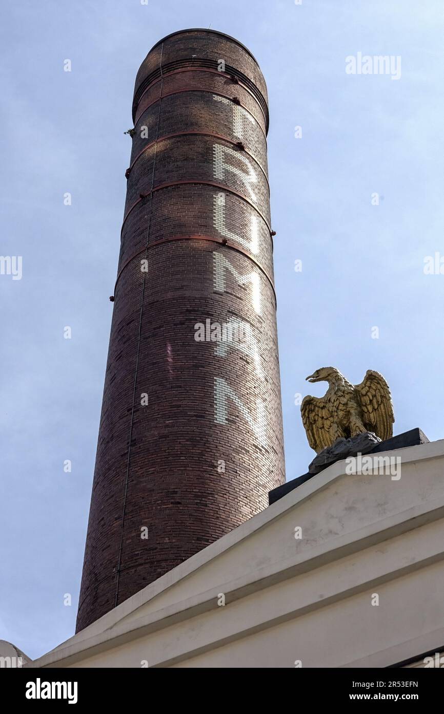 LONDON, Großbritannien - 28. MAI 2023: Chimney on the Old Truman Brewery in Brick Lane Stockfoto