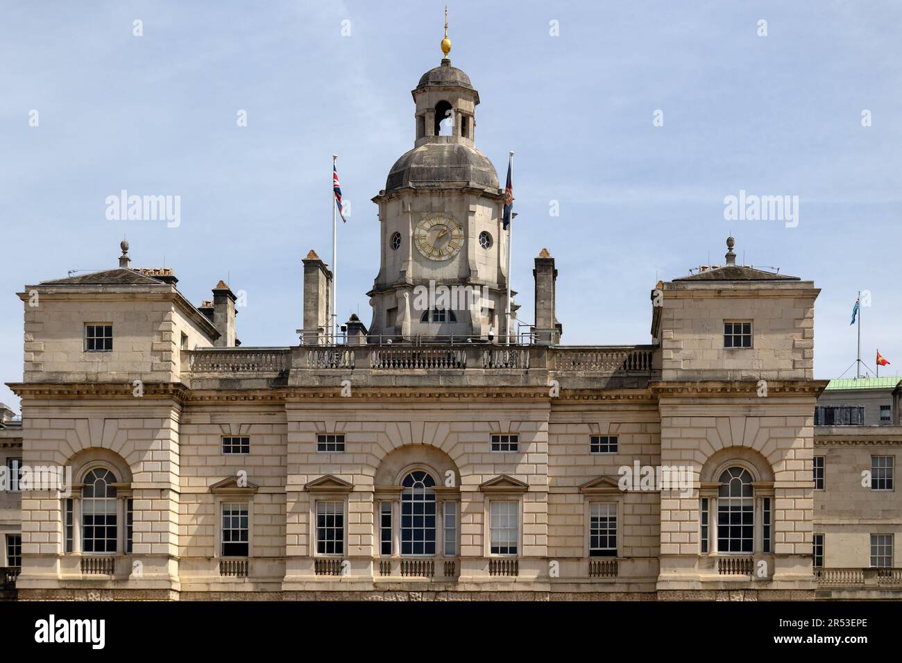 LONDON, Großbritannien - 28. MAI 2023: Horse Guards Building und der Uhrenturm aus der Horse Guards Parade Stockfoto