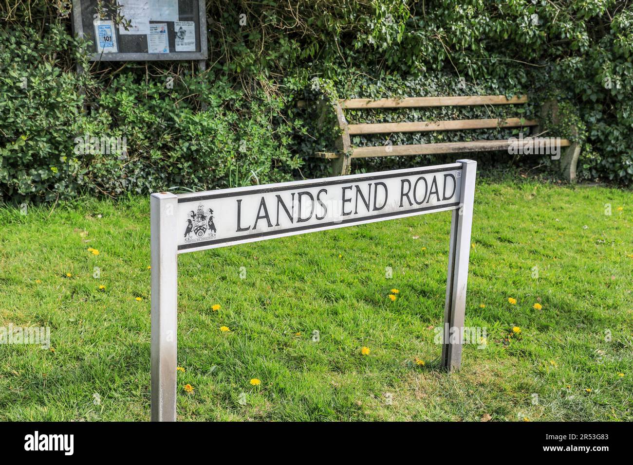 Ein Schild auf der Lands End Road oder ein Straßenschild in St Buryan, Cornwall, England, Großbritannien Stockfoto