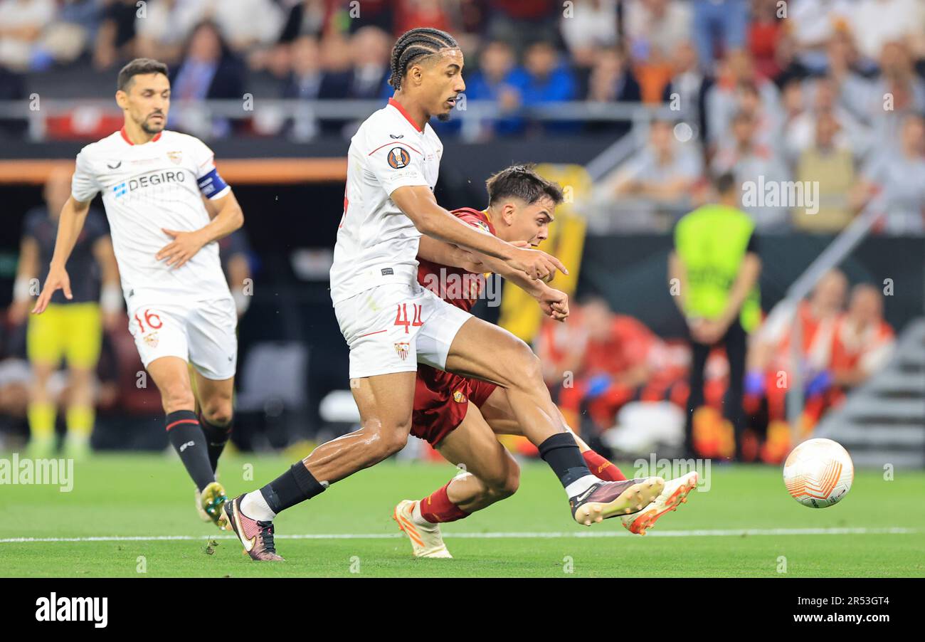 Puskás Aréna, UNGARN – MAI 31: DER argentinische Stürmer Paulo Dybala (R) der Roma erzielt beim UEFA Europa League-Finalspiel zwischen dem FC Sevilla und AS Roma im Stadion Puskás Aréna in Budapest am 31. Mai 2023 neben dem französischen Verteidiger Loic Bade das erste Tor. Foto von Kredit: Gabriella Barbara, Alamy Live News Stockfoto