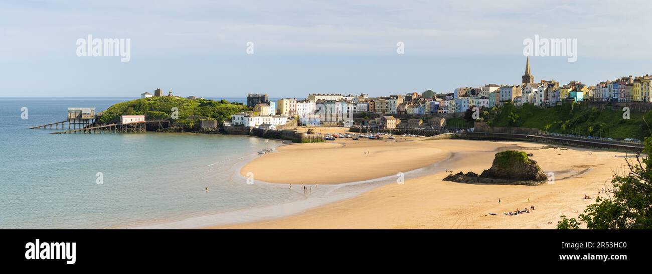 Tenby, Pembrokeshire, South Wales - Panoramablick auf Tenby North Beach, Hafen, Schloss, Stadt und Goskar-Felsen Stockfoto