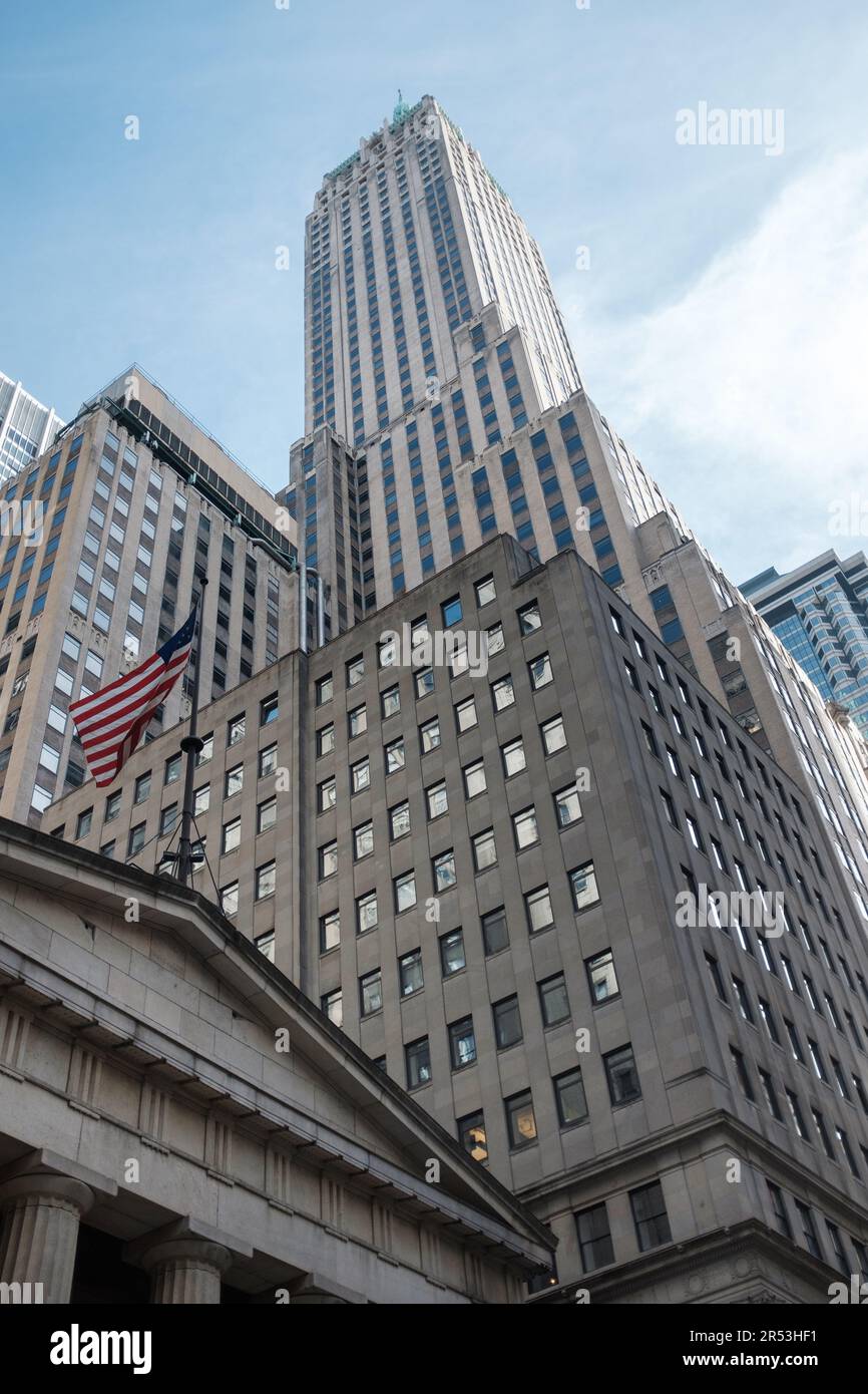 Federal Hall und die Wolkenkratzer der Wall Street, Lower Manhattan, NYC Stockfoto