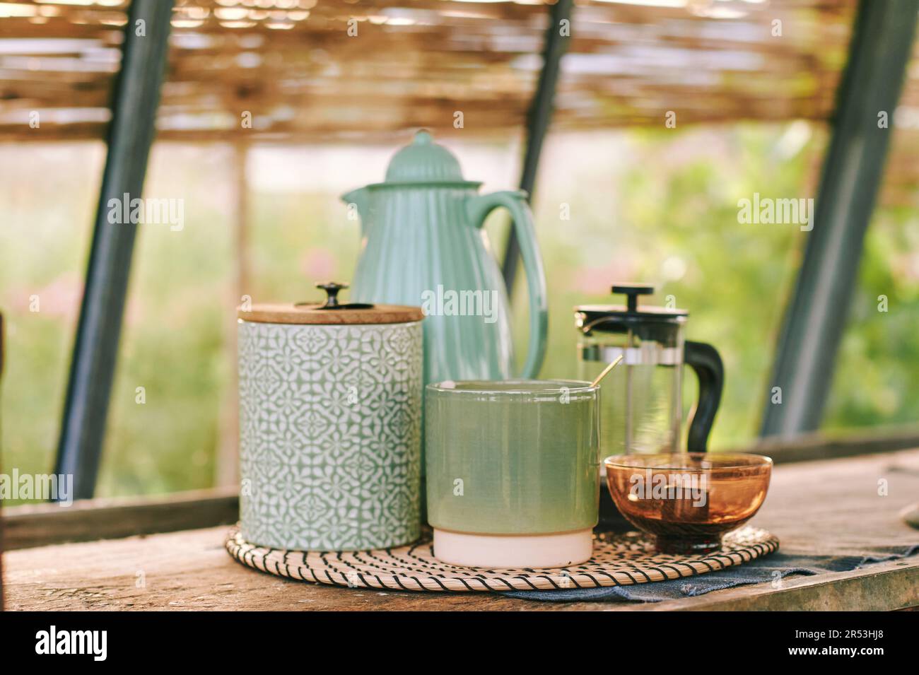 Sonnige rustikale Küche mit Teeutensilien, verschiedene Grüntöne Stockfoto