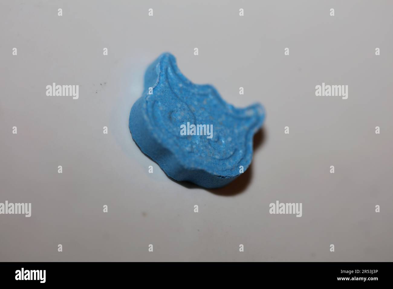 Blaue Ekstasy-Eulen-Pille mit mdma sehr starkes Dope Nahaufnahme Hintergrund Partyzeit psychedelische Saison hohe Qualität große Drucke Stockfoto