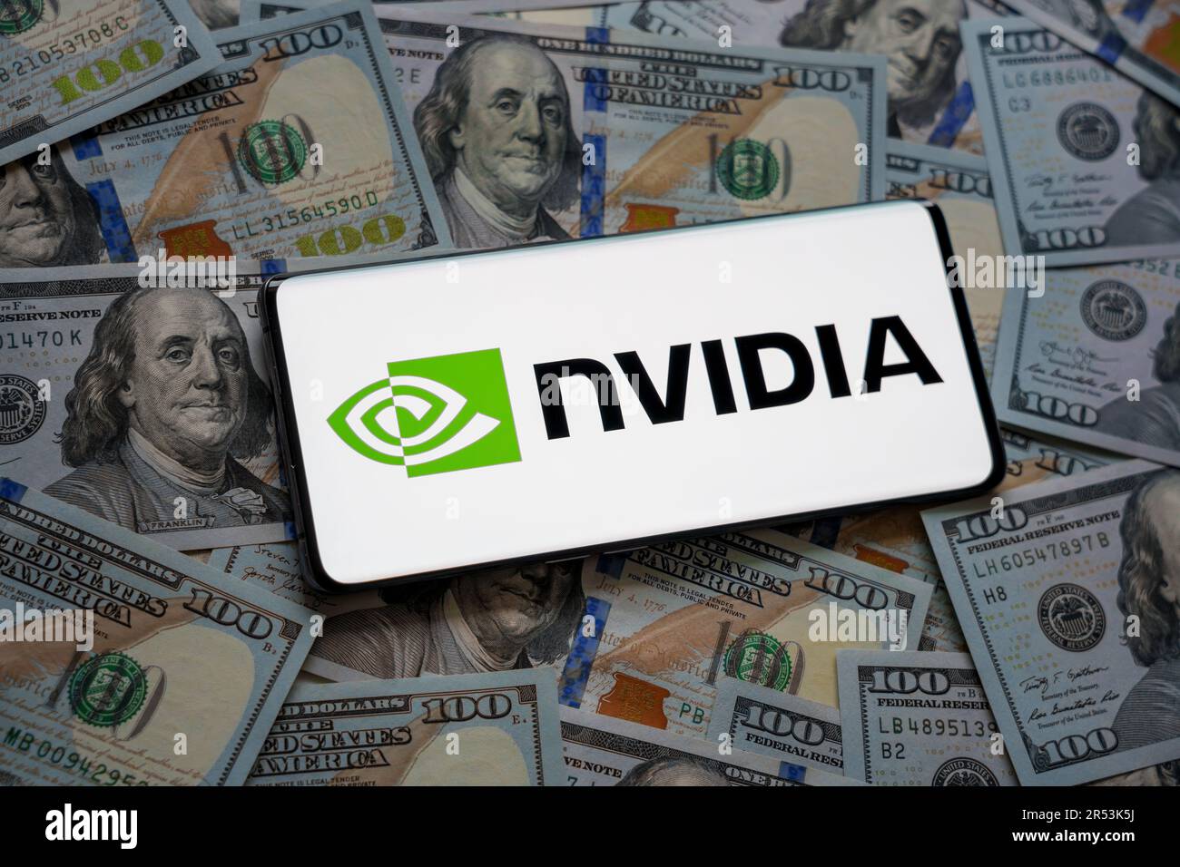 NVIDIA-Logo auf Smartphone, das auf einem Stapel US-Dollarscheine platziert wird. Konzept. Selektiver Fokus. Stafford, Großbritannien, 31. Mai 2023 Stockfoto