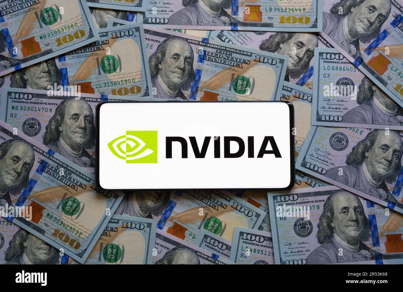 NVIDIA-Logo auf Smartphone, das auf einem Stapel US-Dollarscheine platziert wird. Konzept. Selektiver Fokus. Stafford, Großbritannien, 31. Mai 2023 Stockfoto