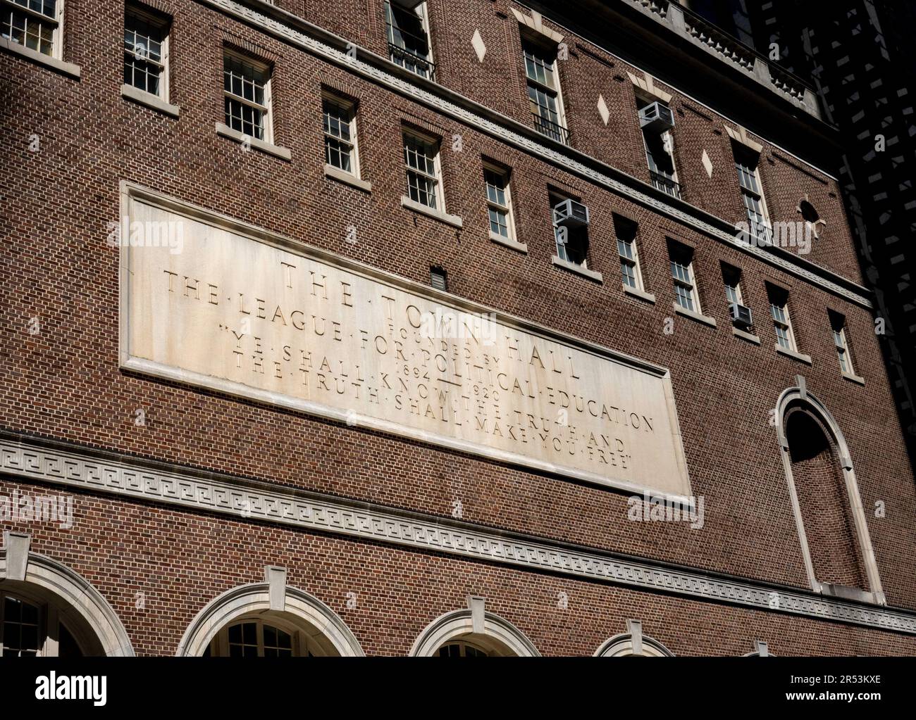 Das Town Hall Theatre ist ein historisches Wahrzeichen am Times Square, New York City, USA 2023 Stockfoto