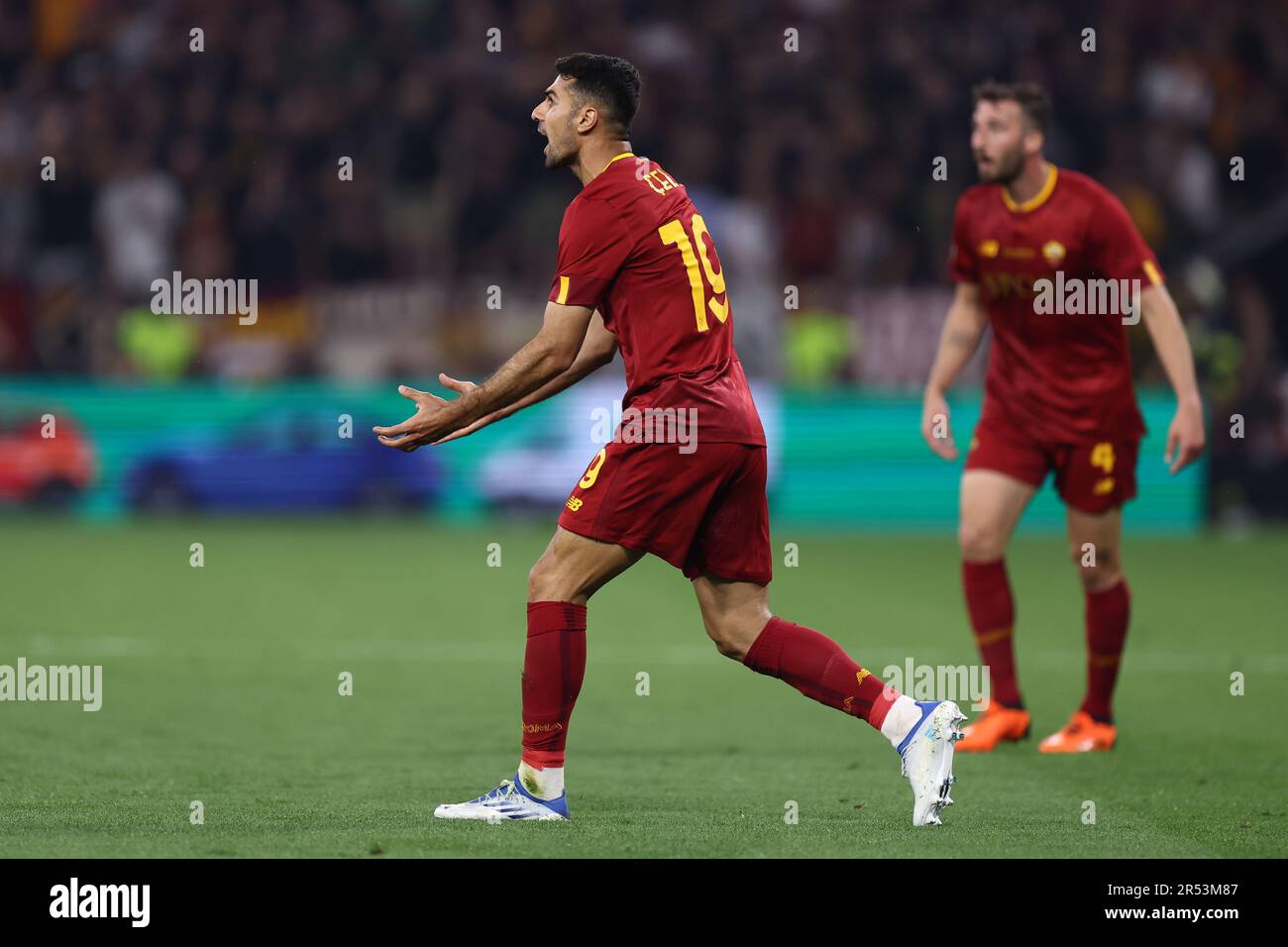 Budapest, Ungarn. 31. Mai 2023. Mehmet Zeki Celik von AS Roma Gesten beim Finale der UEFA Europa League vor dem FC Sevilla und als Roma in der Puskas Arena am 31 2023. Mai in Budapest, Ungarn. Kredit: Marco Canoniero/Alamy Live News Stockfoto
