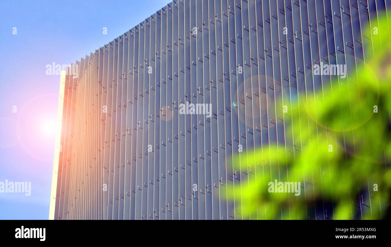 Metallfassade des Gebäudes. Details der Aluminiumfassade und der Aluminiumpaneele am Gebäude. Verkleidungsplatten aus Stahlrahmen. Stockfoto