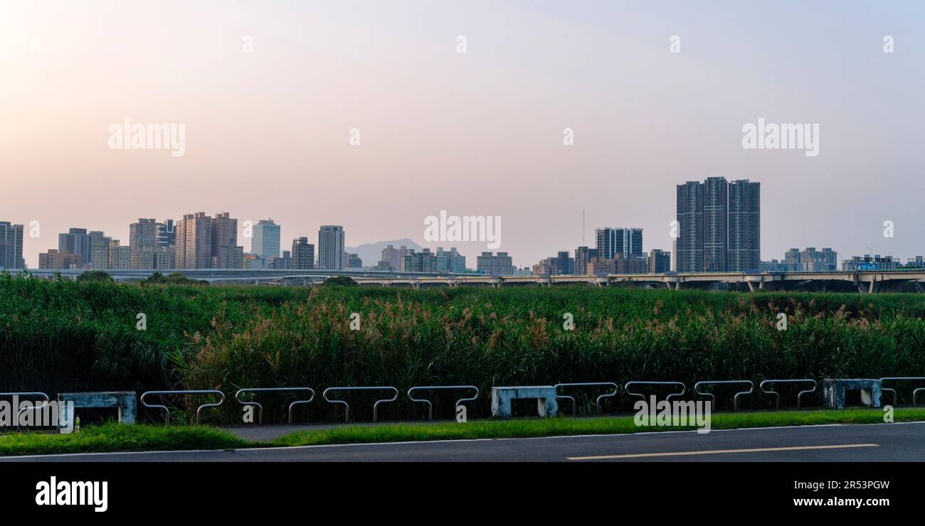 New Taipei vom Longshan Riverside Park aus gesehen (Taipei/Taiwan) Stockfoto