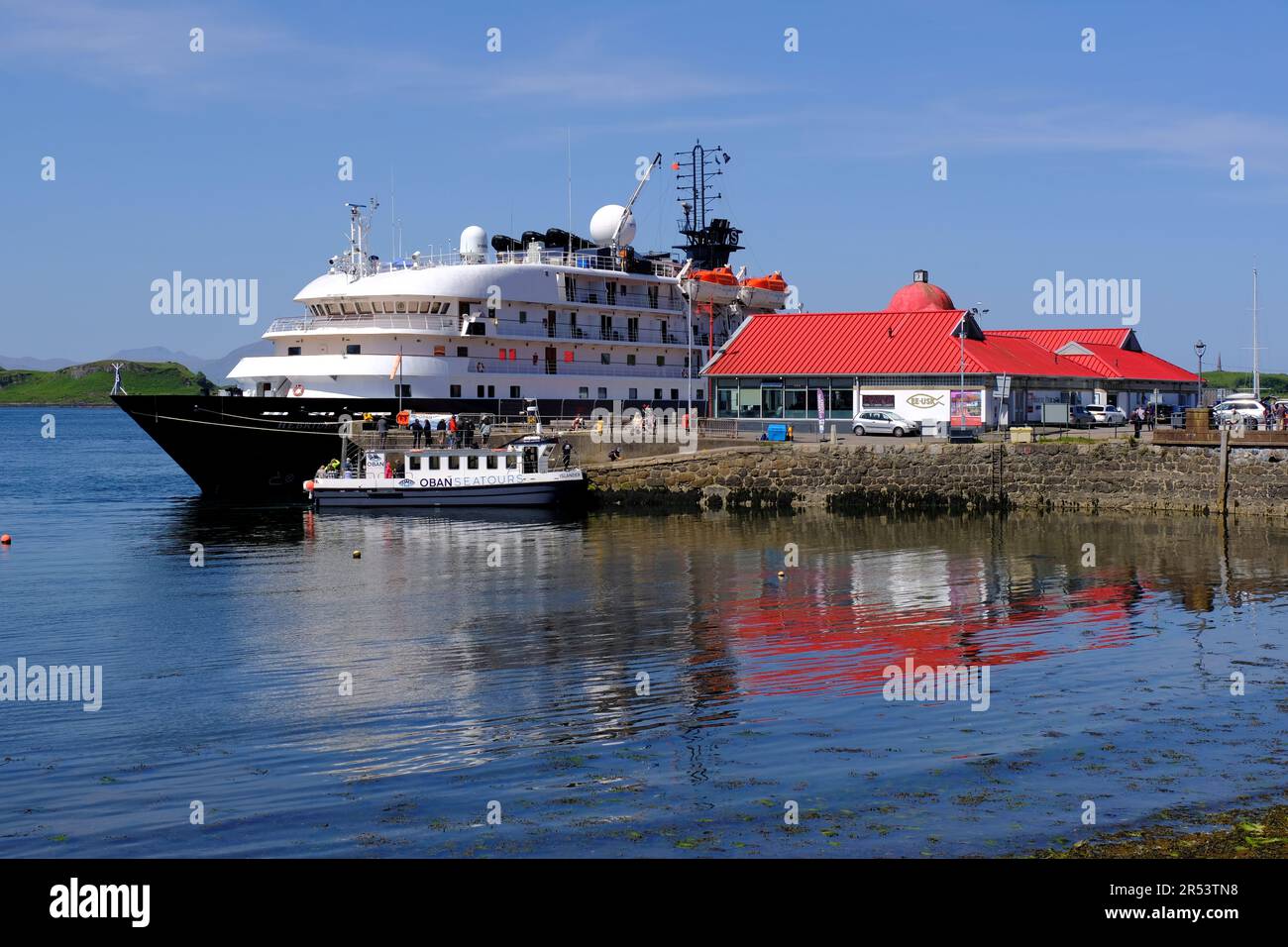 Hafen von Oban mit hebridäischem Sky Cruise-Schiff und Booten von Oban Sea Tours vor Anker, Oban, Schottland Stockfoto