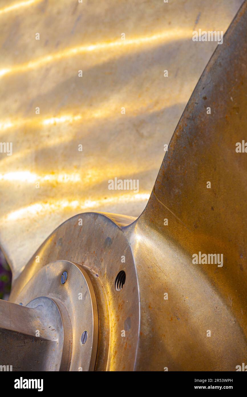 Abstrakter Blick auf einen aus Bronze gefertigten Propellor am Ufer von Steveston in British Columbia, Kanada Stockfoto