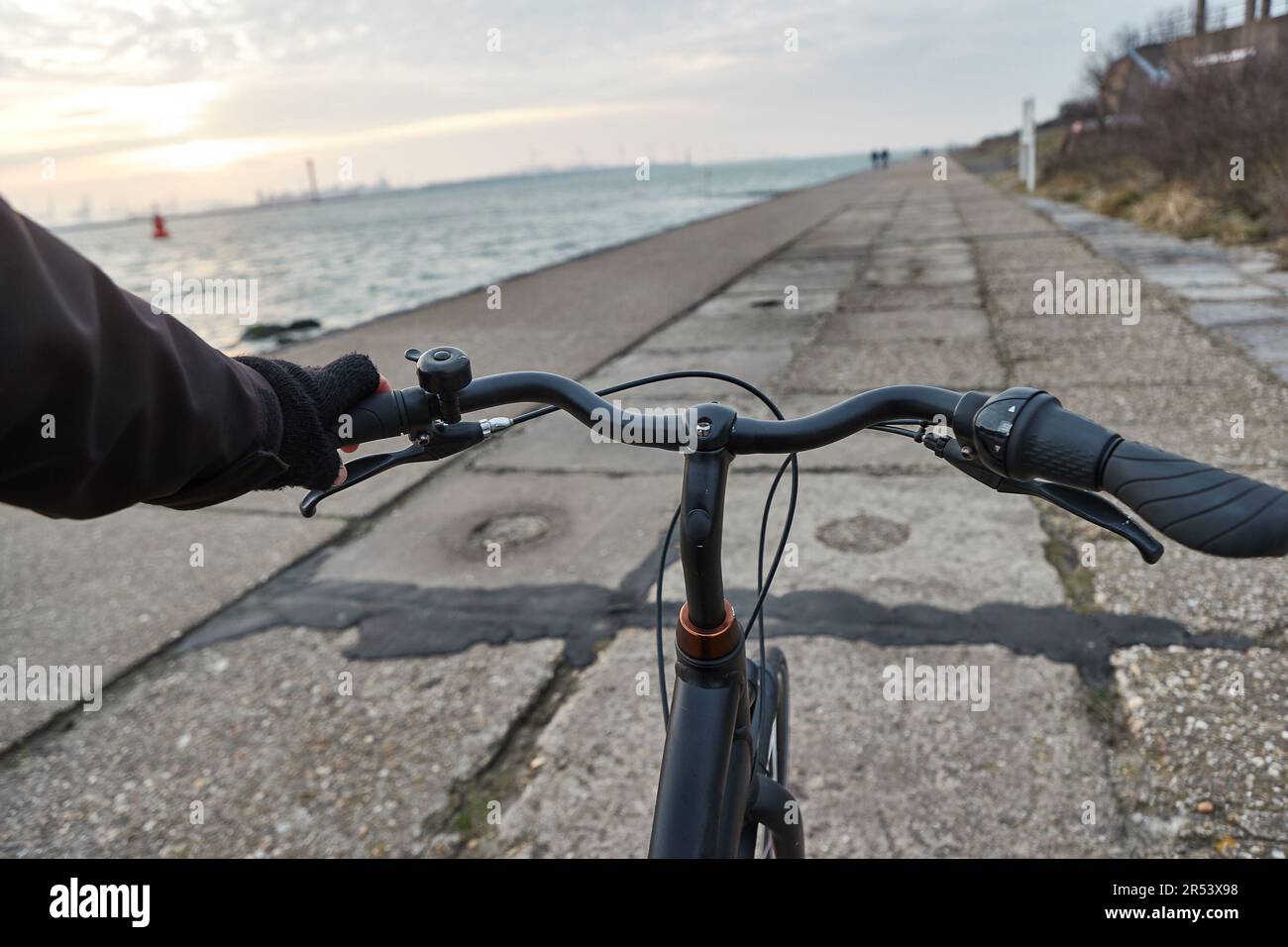 Fahrradfahren bei kaltem Wetter am Meer Stockfoto