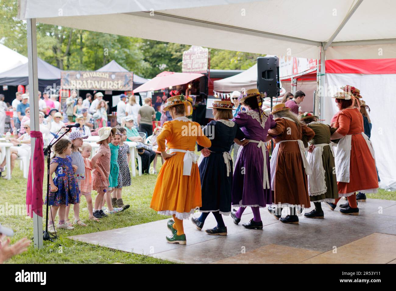 Folkloremusik, Clogdance, Morris-Tänzer - farbenfrohe Szenen vom Chippenham Folk Festival an einem sonnigen Tag im Island Park und der Borough Parade in Wiltshire Stockfoto