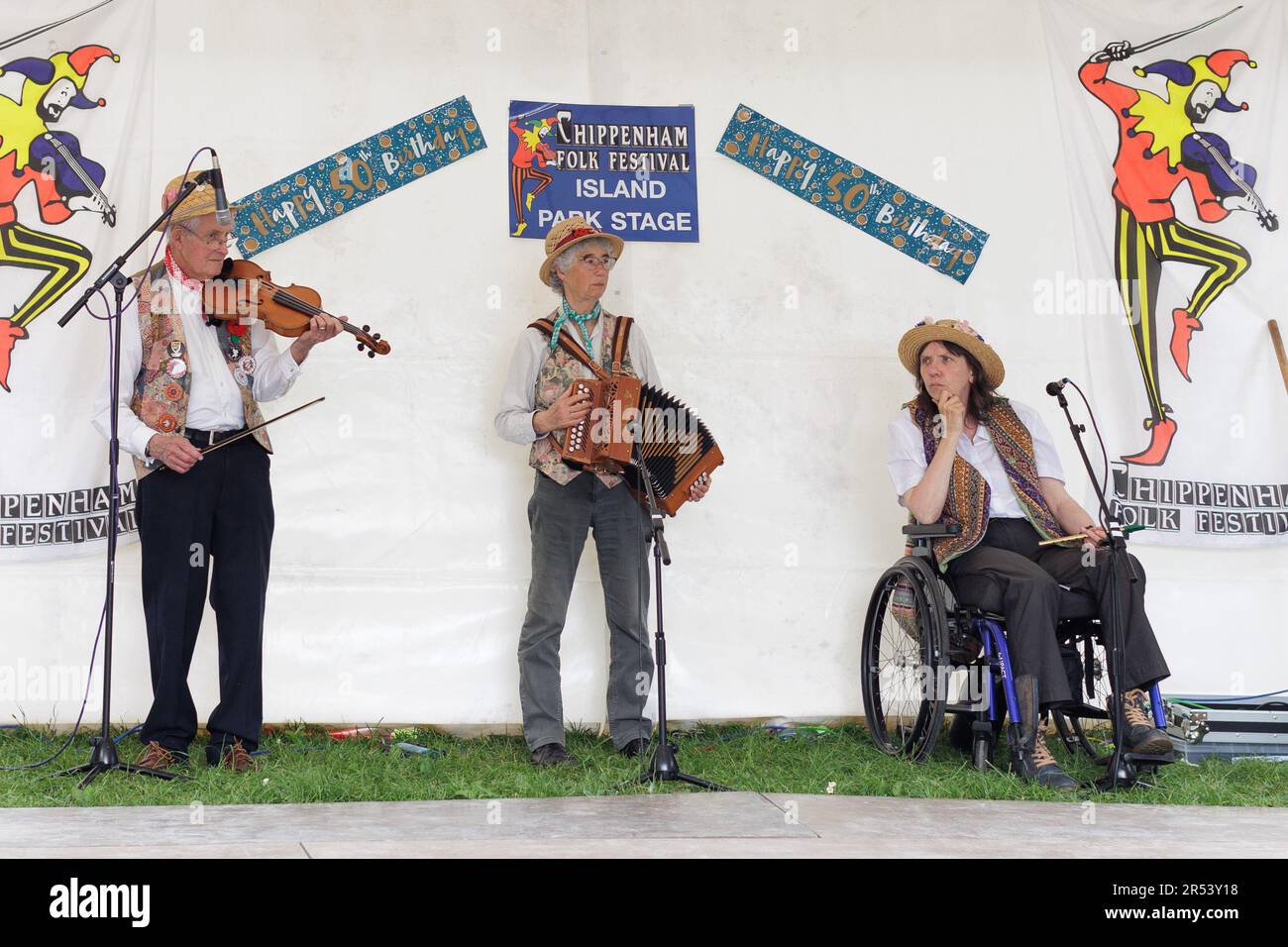 Folkloremusik, Clogdance, Morris-Tänzer - farbenfrohe Szenen vom Chippenham Folk Festival an einem sonnigen Tag im Island Park und der Borough Parade in Wiltshire Stockfoto