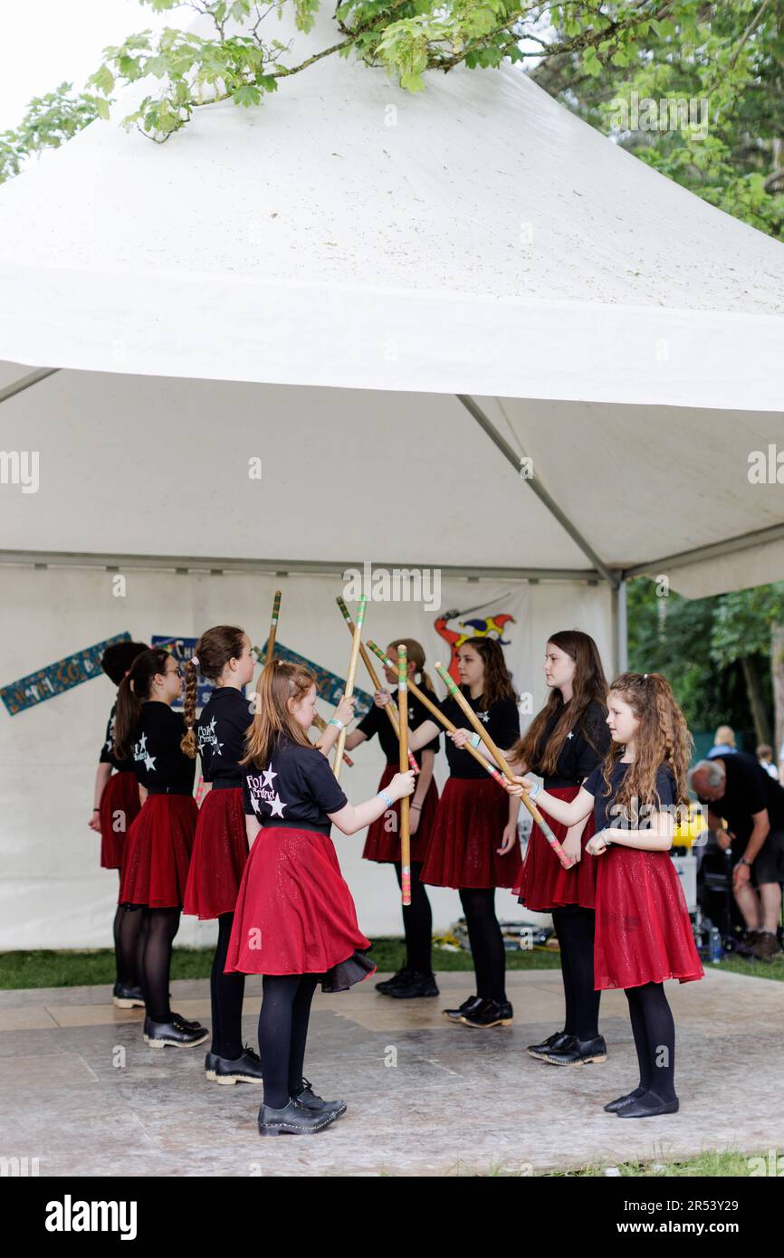 Folkloremusik, Clogdance, Morris-Tänzer - farbenfrohe Szenen vom Chippenham Folk Festival an einem sonnigen Tag im Island Park und der Borough Parade in Wiltshire Stockfoto