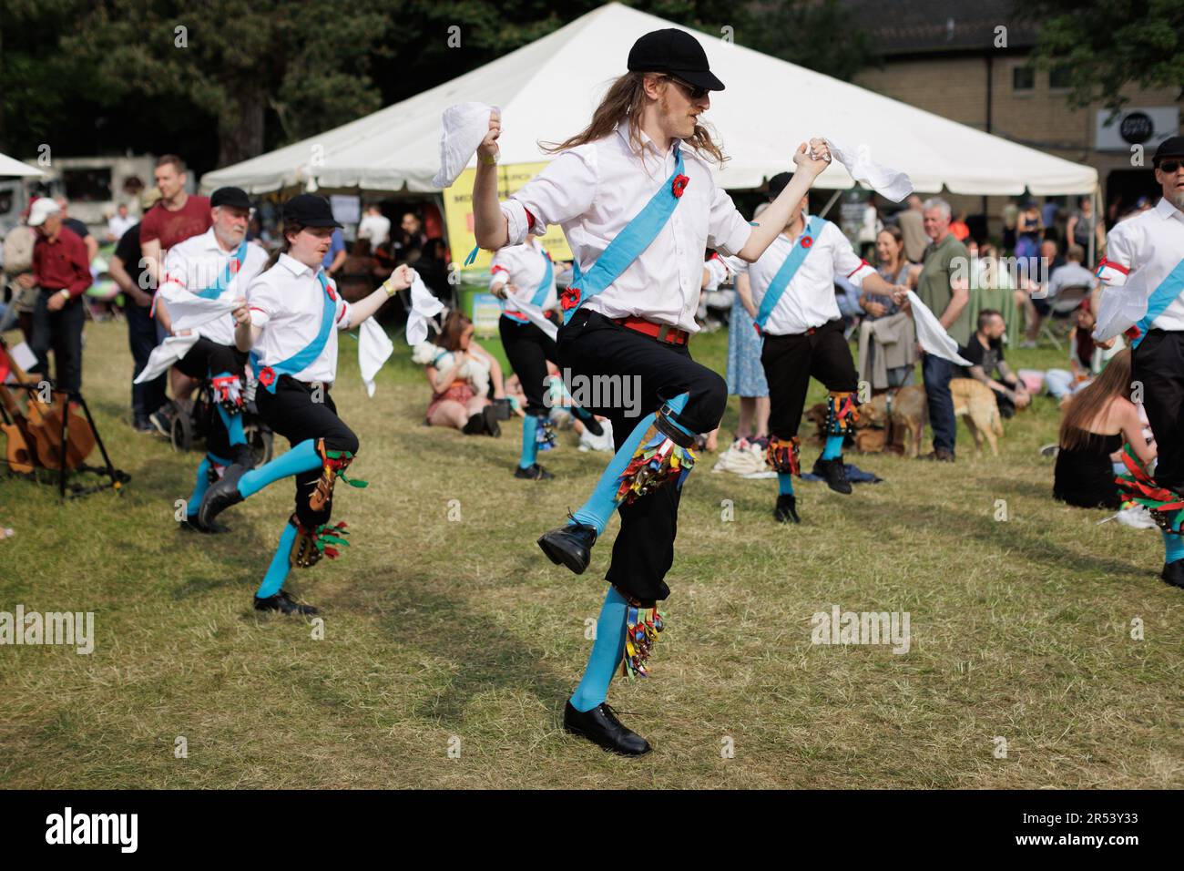 Folkloremusik, Clogdance, Morris-Tänzer - farbenfrohe Szenen vom Chippenham Folk Festival an einem sonnigen Tag im Island Park und der Borough Parade in Wiltshire Stockfoto