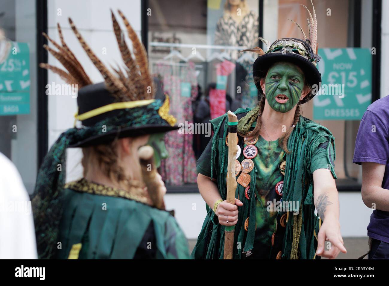 Folkloremusik, Clogdance, Morris-Tänzer - farbenfrohe Szenen vom Chippenham Folk Festival an einem sonnigen Tag im Island Park und der Borough Parade in Wiltshire Stockfoto