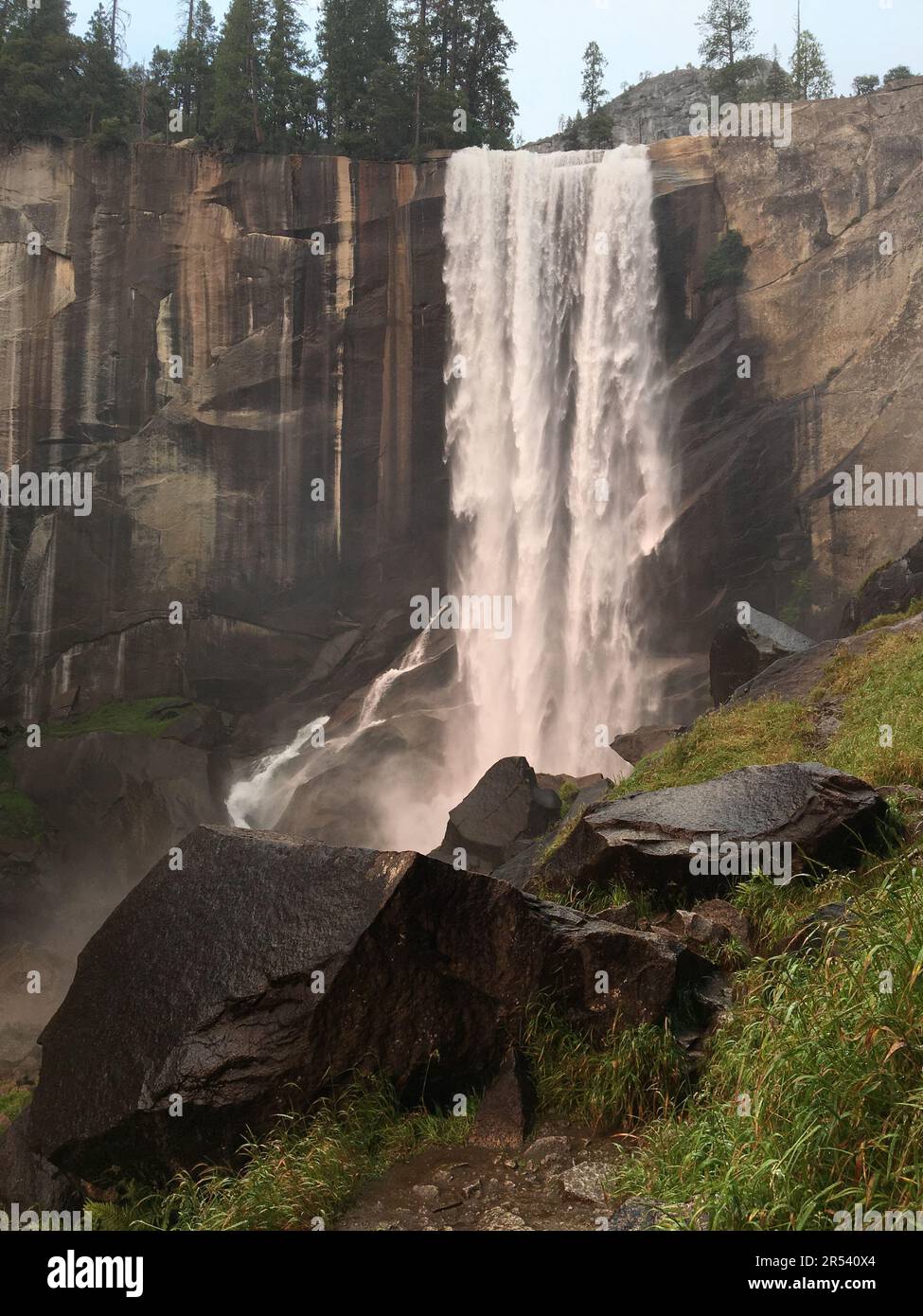 Die mächtigen und wunderschönen Vernal Falls fallen von einer Klippe im Yosemite-Nationalpark Stockfoto