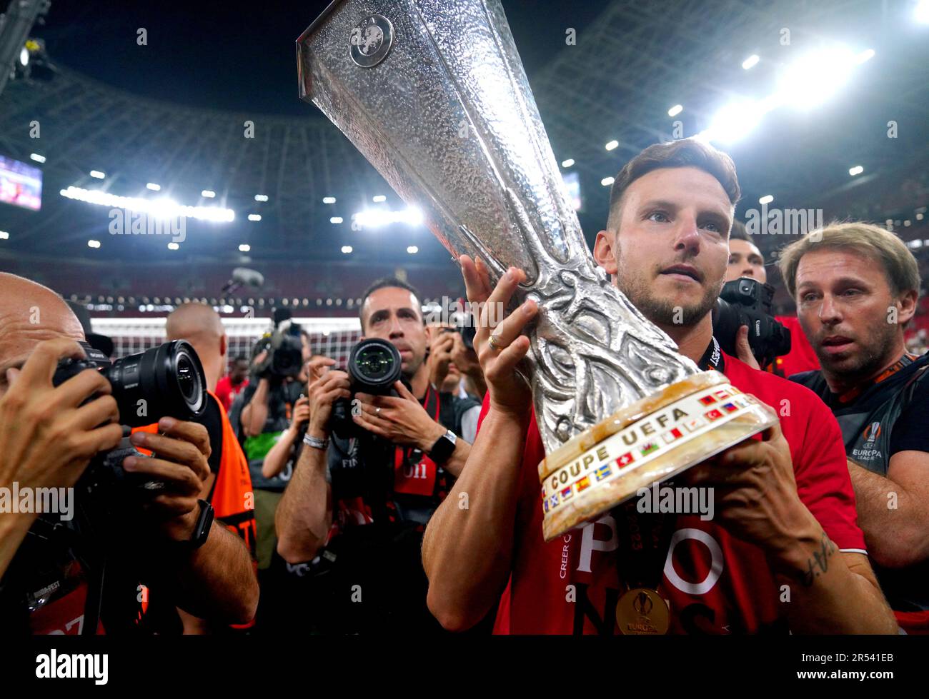 Sevillas Ivan Rakitic feiert mit der Trophäe der UEFA Europa League