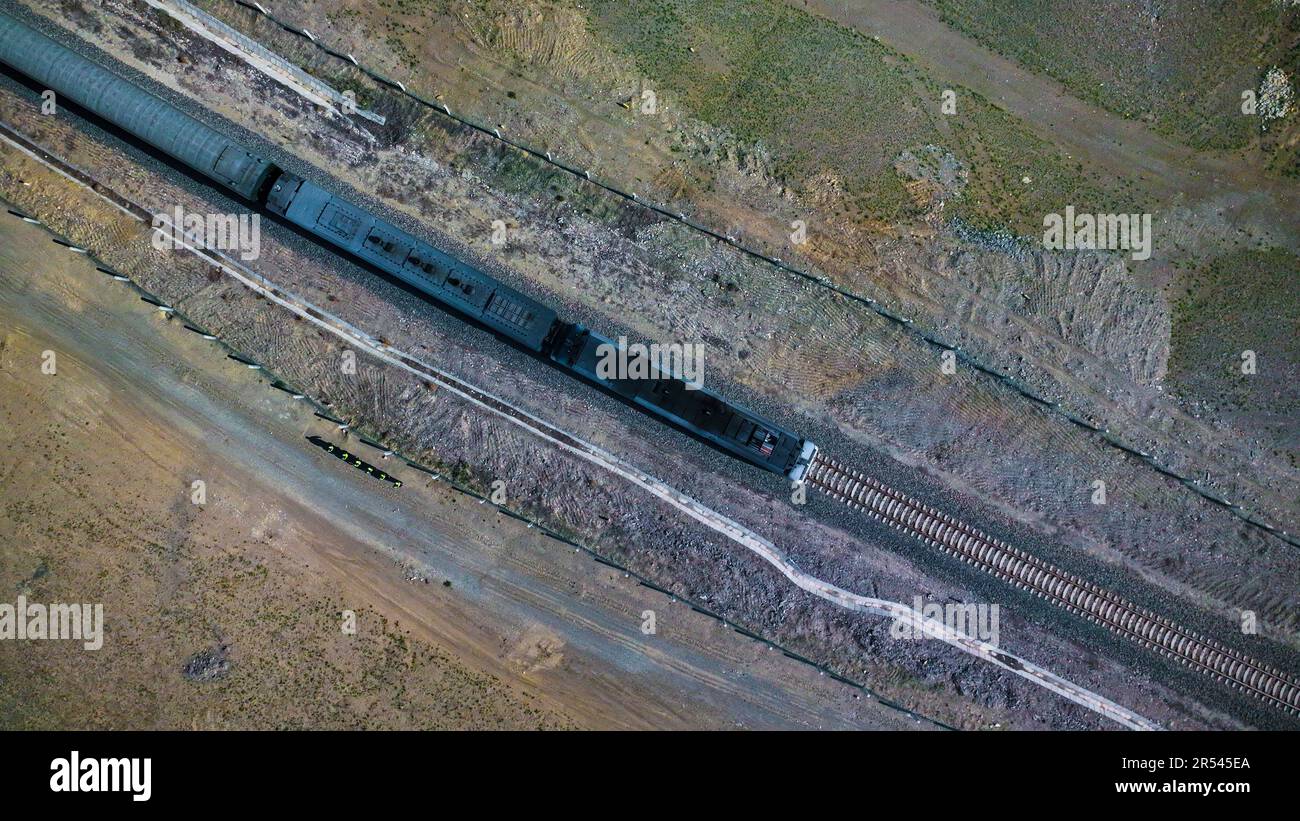 ALTAY, CHINA - 31. MAI 2023 - Straßenwachen patrouillieren eine Eisenbahnlinie in Altay, Provinz Xinjiang, China, 31. Mai 2023. Stockfoto