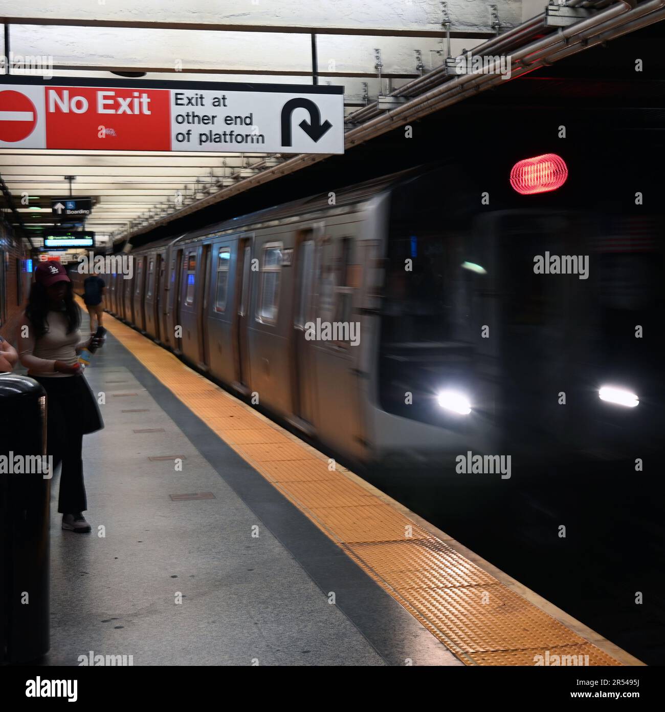 Ein U-Bahn-Zug, der zur MTA-Station in der 47. Straße in New York City fährt. Stockfoto