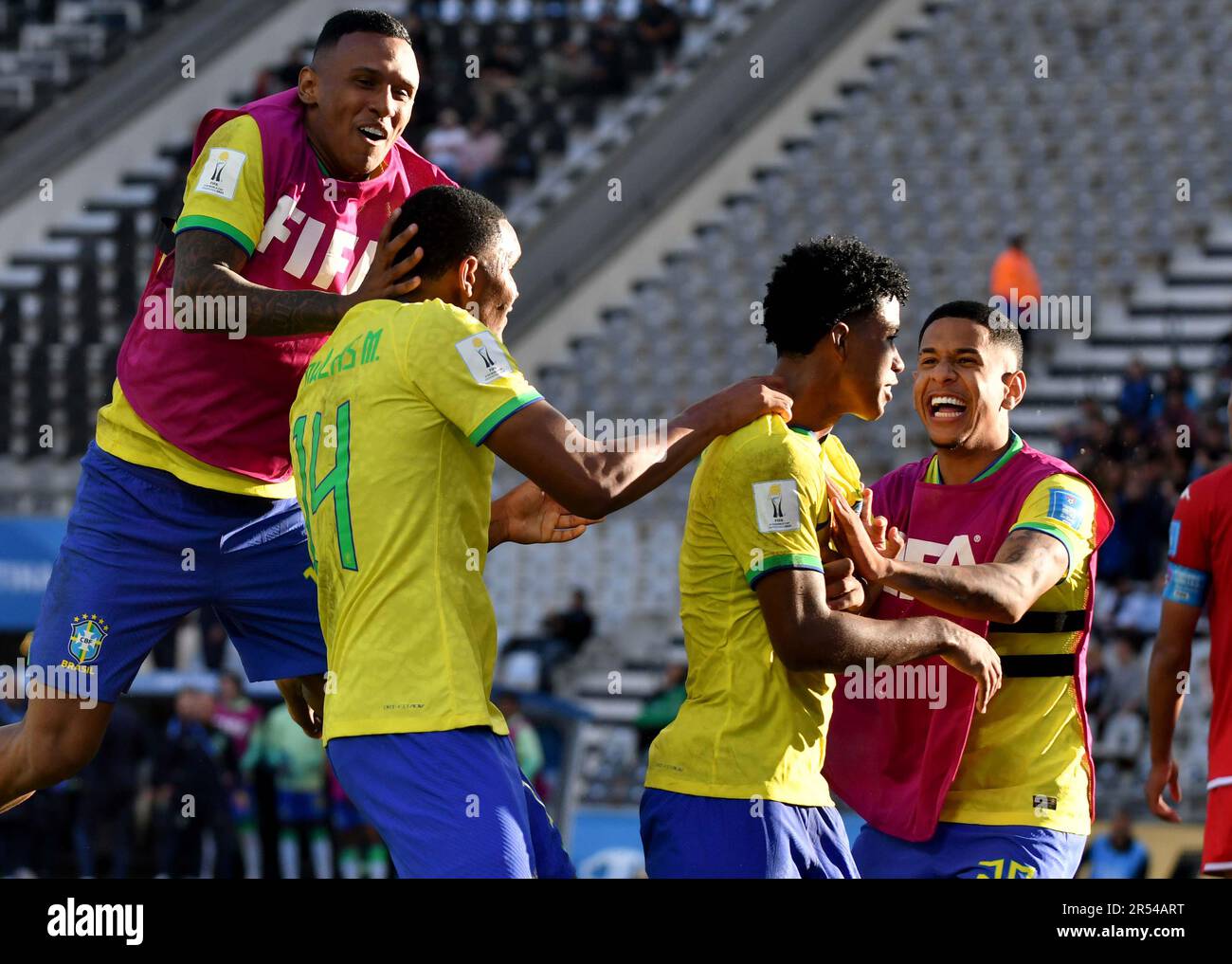 (230601) -- LA PLATA, 1. Juni 2023 (Xinhua) -- Andrey Santos (2. R) aus Brasilien feiert sein Tor während der FIFA-Weltmeisterschaft U20, bei der das Spiel 16 zwischen Brasilien und Tunesien am 31. Mai 2023 in La Plata, Argentinien stattfindet. (TELAM/Handout über Xinhua) Stockfoto