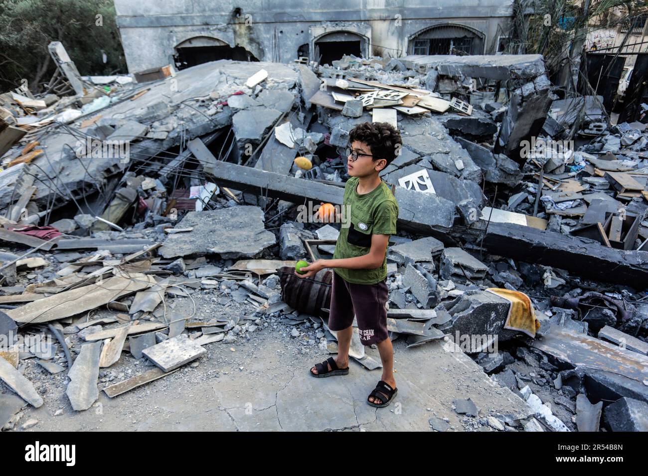 Gaza, Palästina. 31. Mai 2023. Ein palästinensisches Kind spielt ...