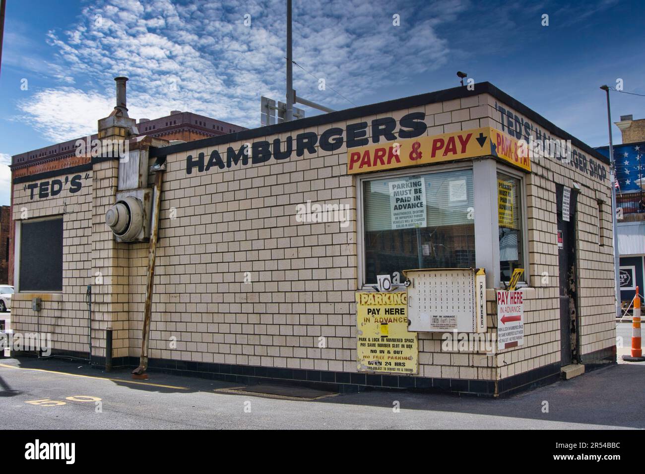 TEDS Hamburger in der Monroe Street, Toledo, Ohio. Ein modernes Gebäude, das jetzt verlassen ist. USA 2023 Stockfoto