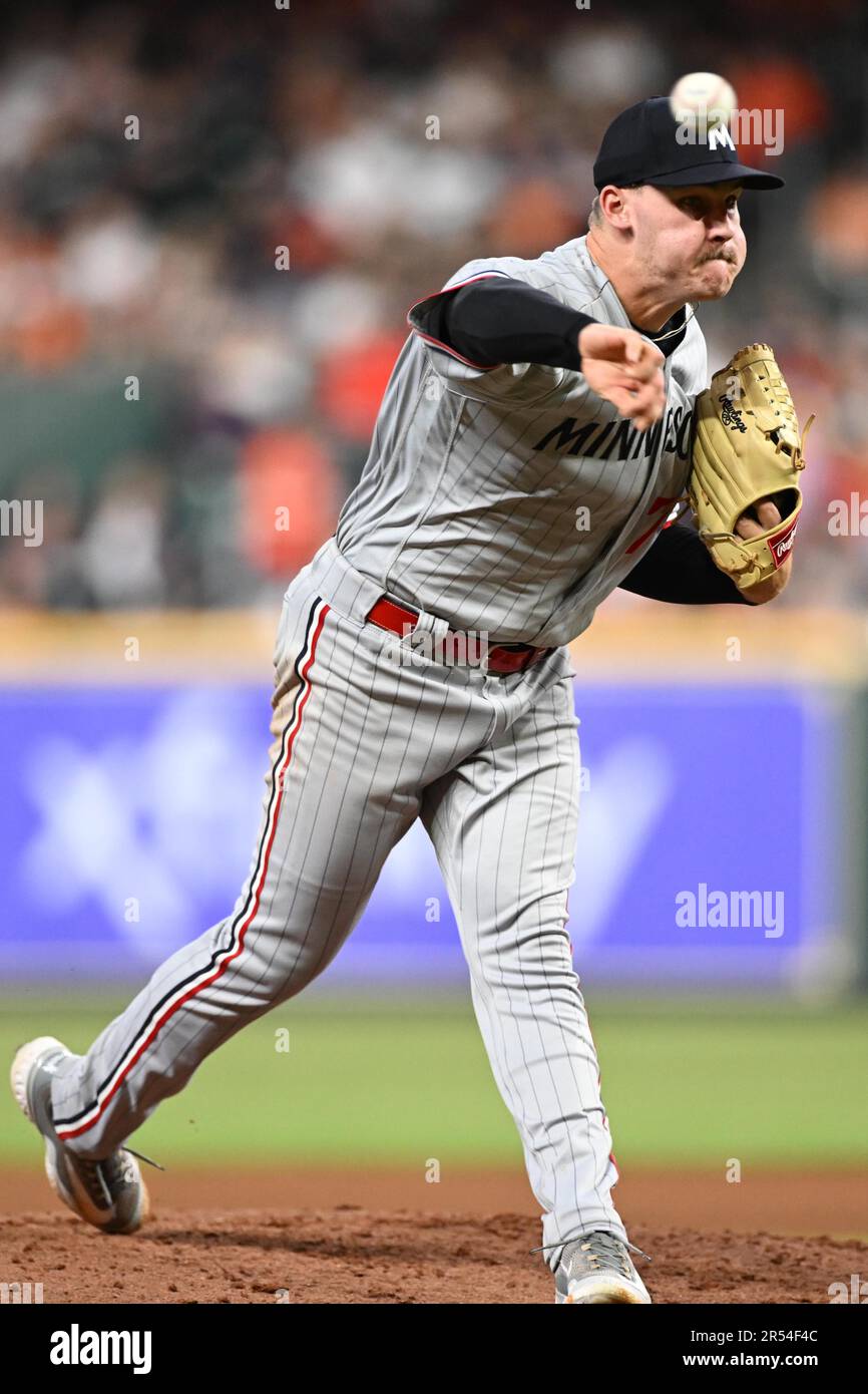 Die Minnesota Twins starten den Pitcher Cole Sands (77) im sechsten Inning während des MLB-Spiels zwischen den Minnesota Twins und der Houston Ast Stockfoto