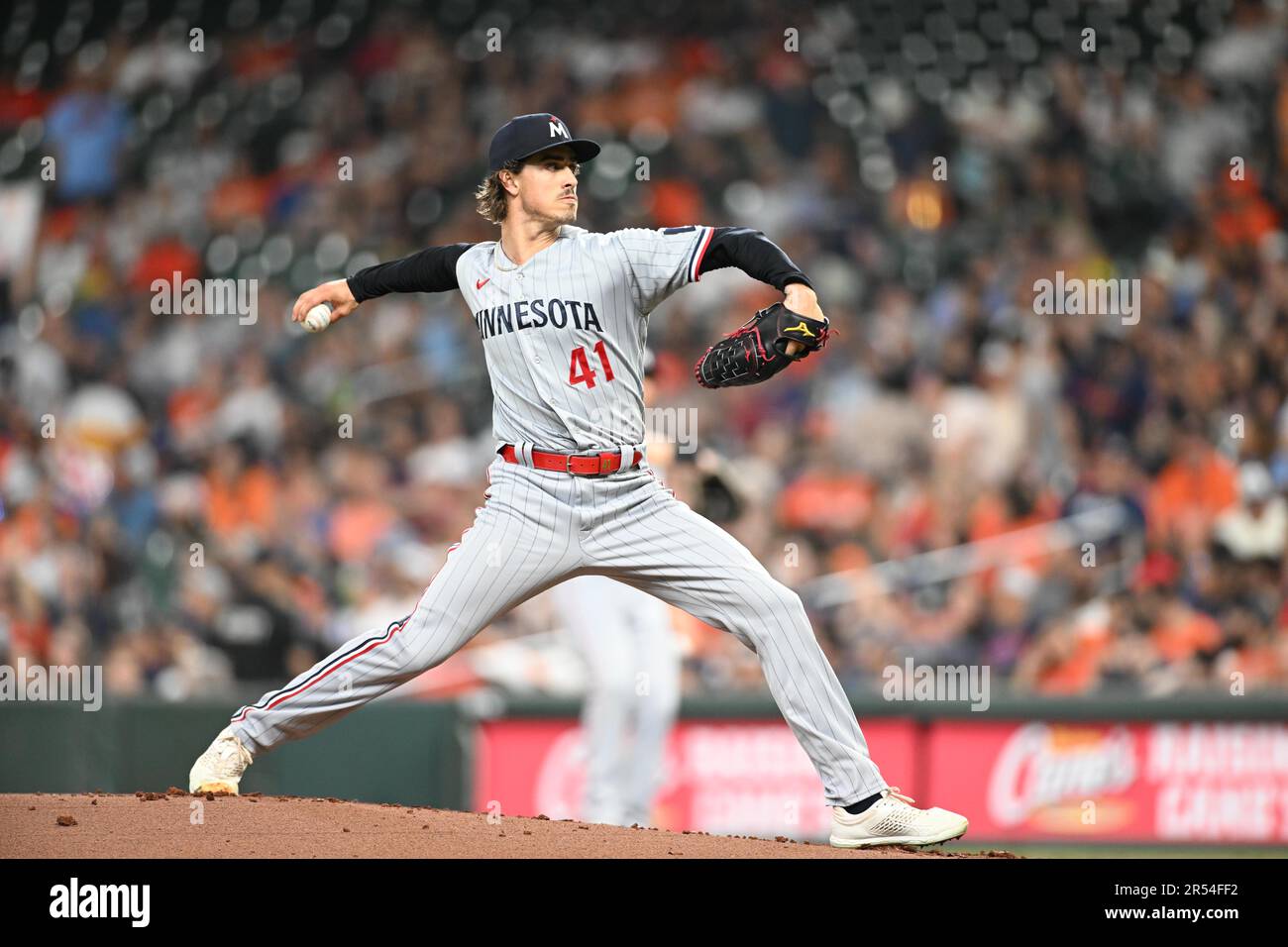 Joe Ryan (41), der Pitcher der Minnesota Twins, wirft im zweiten Inning während des MLB-Spiels zwischen den Minnesot einen Vierfalz-Fastball in den Boden des zweiten Inning Stockfoto