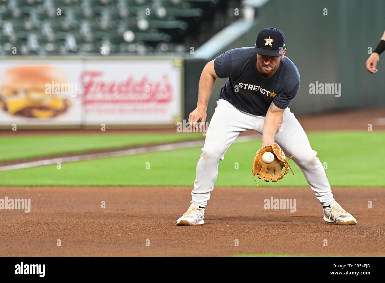 Alex Bregman (2), dritter Baseman der Houston Astros, übt vor dem MLB-Spiel zwischen den Minnesota Twins und den Houston Astros am Dienstag im Feld Stockfoto