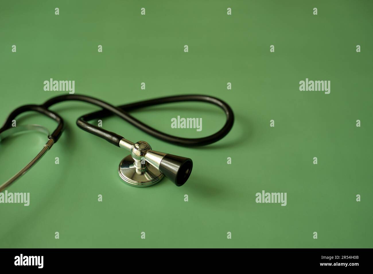 Stethoskop auf grünem Hintergrund - Health-Check-up-Konzept Stockfoto