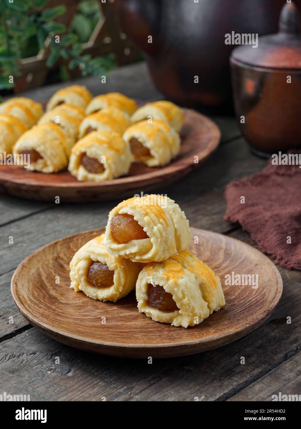 Kekse mit Ananaskuchen oder Malaiisch namens Tart Nanas Gulung auf dunklem Hintergrund Stockfoto