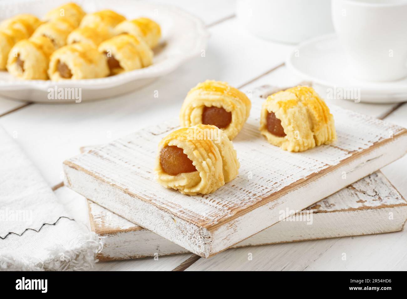 Kekse mit Ananaskuchen oder Malaiisch namens Tart Nanas Gulung auf weißem Hintergrund Stockfoto