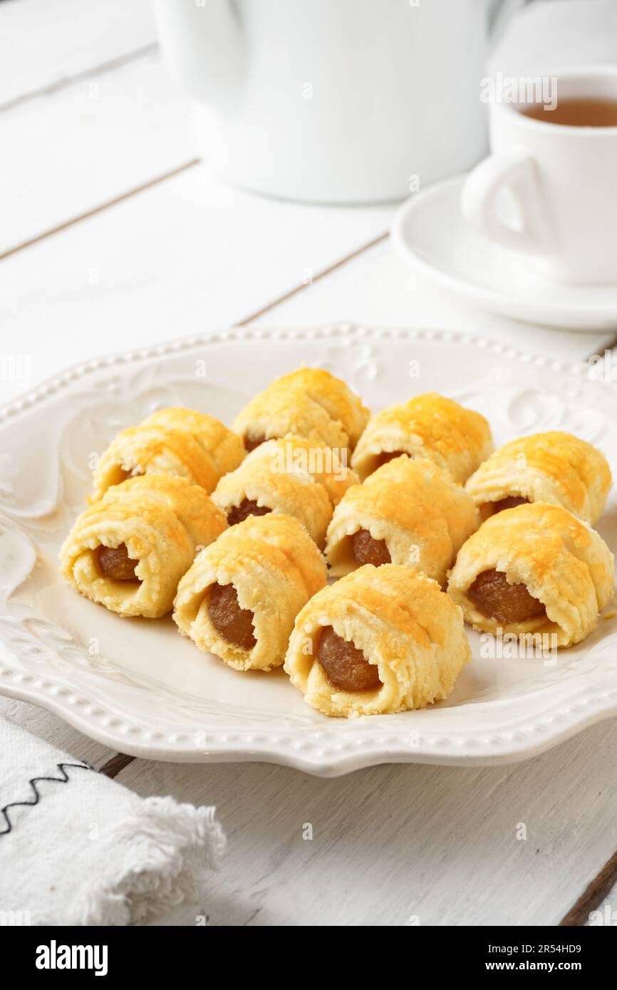 Kekse mit Ananaskuchen oder Malaiisch namens Tart Nanas Gulung auf weißem Hintergrund Stockfoto