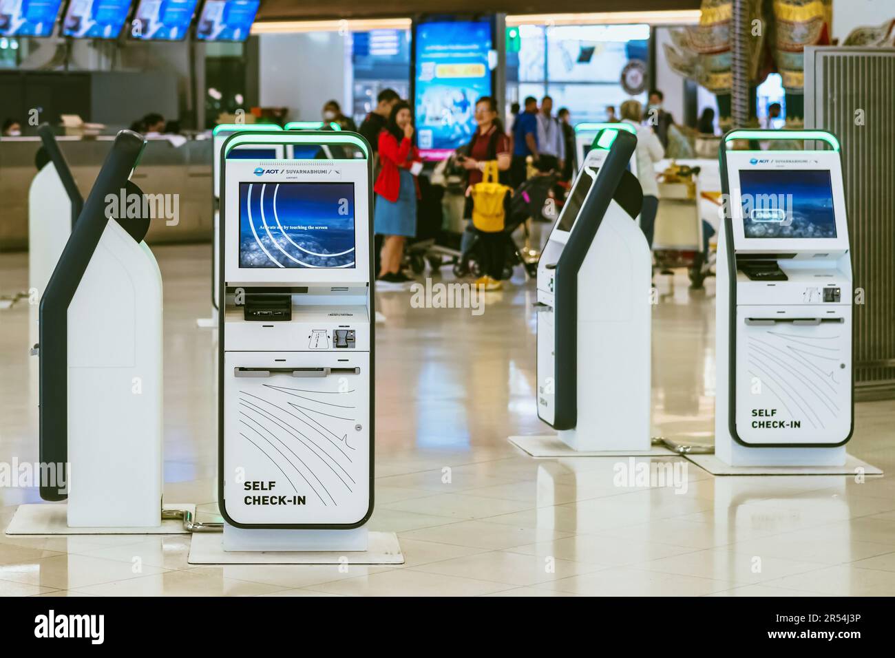 BANGKOK-THAILAND, FEBRUAR 20,2023 : Automated Self Check-in or Self Service Machine at Suvarnabhumi International Airport. Innovation im Dienste Stockfoto
