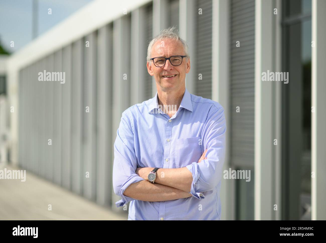 Dresden, Deutschland. 22. Mai 2023. Karl Leo, Direktor des Instituts für angewandte Physik (IAP) der TU Dresden, steht auf einer Dachterrasse im Hermann Krone Building. Der Leibniz-Preisträger forscht unter anderem in den Bereichen Photovoltaik und organische Elektronik. Kredit: Robert Michael/dpa/Alamy Live News Stockfoto
