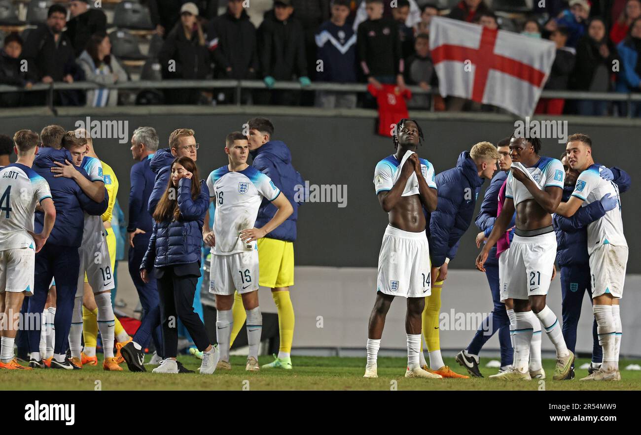 La Plata, Argentinien, am 31. Mai 2023. Die englischen Fußballspieler reagieren, nachdem sie von Italien aus dem Turnier ausscheiden mussten, nachdem sie bei der argentinischen U-20-Weltmeisterschaft 2023 mit 2-1 Fußballspielen zwischen England und Italien im Diego Armando Maradona Stadion in La Plata, Argentinien, am 31. Mai 2023 die besiegt hatten. Italien hat gewonnen und sich für die Viertelfinalrunde qualifiziert. Stockfoto