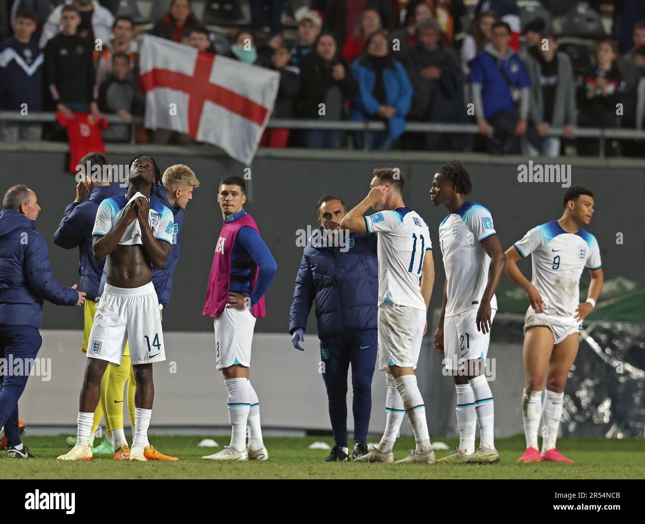 La Plata, Argentinien, am 27. Mai 2023. Englands Spieler (von links nach rechts), Mittelfeldspieler Darko Gyabi, Mittelfeldspieler Xavier Simons, Mittelfeldspieler Harvey Vale, Verteidiger Daniel Oyegoke und Forward Dane Scarlett reagieren darauf, dass sie während der Fußball-Weltmeisterschaft Sub-20 in Argentinien gegen Italien 2-1 verloren und aus dem Turnier geschlagen wurden. Cup 2023 Runde des 16-Fußballspiels zwischen England und Italien im Diego Armando Maradona Stadion in La Plata, Argentinien, am 31. Mai 2023. Italien hat gewonnen und sich für die Viertelfinalrunde qualifiziert. Stockfoto