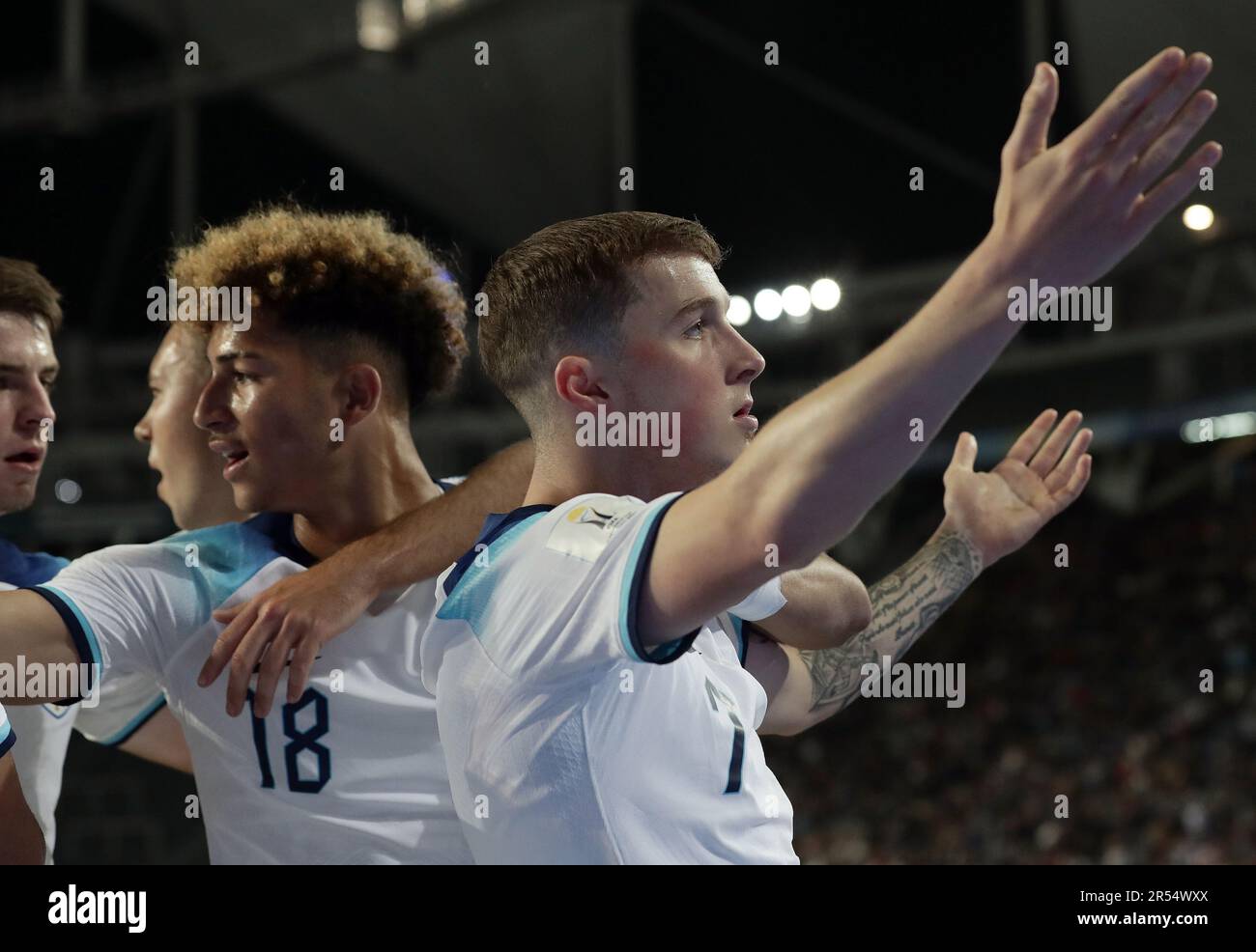 La Plata, Argentinien, am 31. Mai 2023. Englands Mittelfeldspieler Alfie Devine (R) feiert mit Teamkollegen, nachdem er beim argentinischen Fußballspiel 2023 U-20 World Cup Group C zwischen Brasilien und Nigeria im Diego Armando Maradona Stadion in La Plata, Argentinien, am 27. Mai 2023 ein Tor gegen Italien geschossen hat. Stockfoto