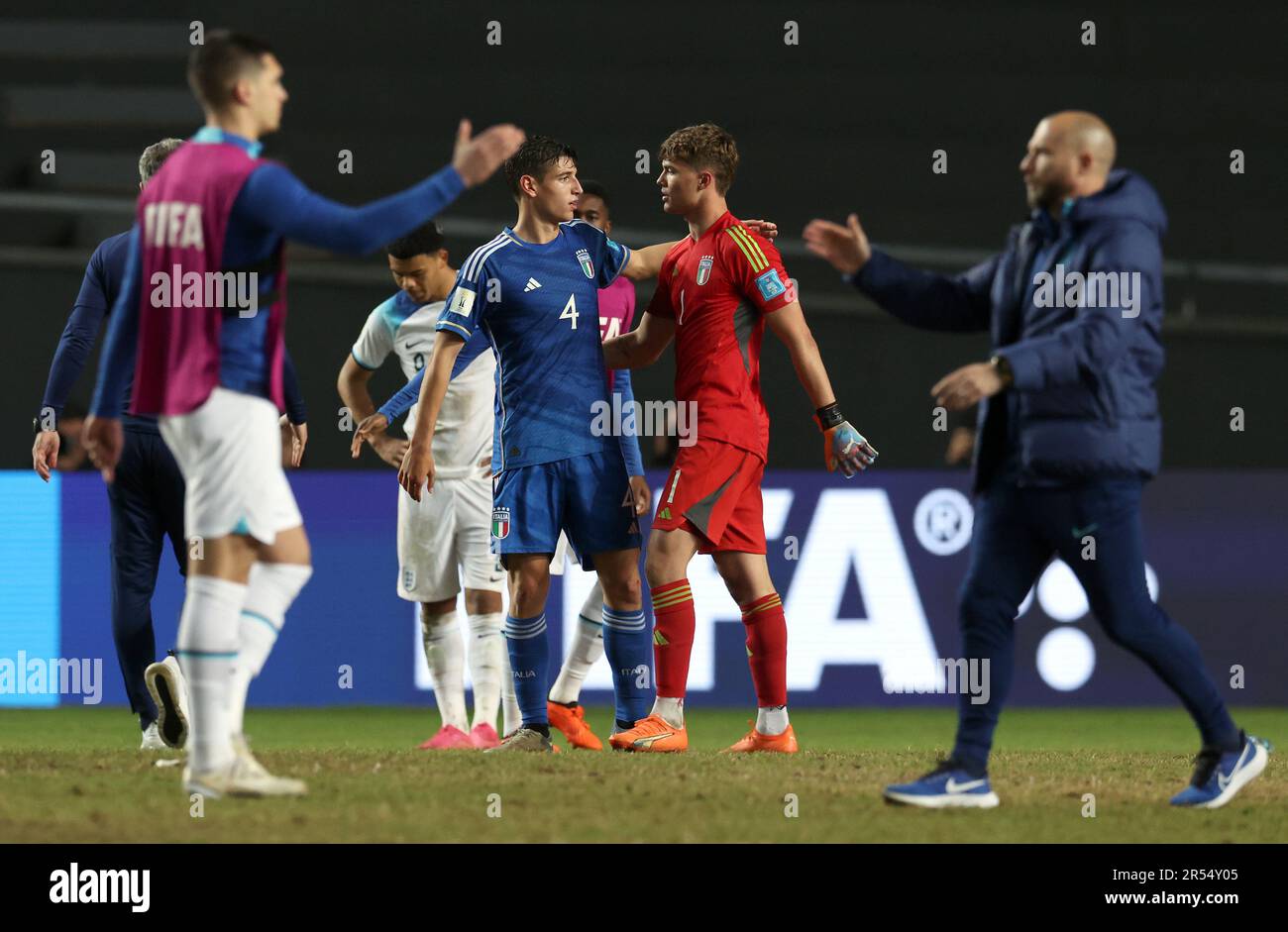 La Plata, Argentinien, am 27. Mai 2023. Italiens Torwart Sebastiano Desplanches (C-R) und Mittelfeldspieler Matteo Prati (C-L) feiern, nachdem sie England bei der Fußball-Weltmeisterschaft Sub-20 in Argentinien mit 2-1 besiegt und eliminiert haben. Runde 2023 mit 16 Fußballspielen zwischen England und Italien im Diego Armando Maradona Stadion in La Plata, Argentinien, am 31. Mai 2023. Italien hat gewonnen und sich für die Viertelfinalrunde qualifiziert. Stockfoto