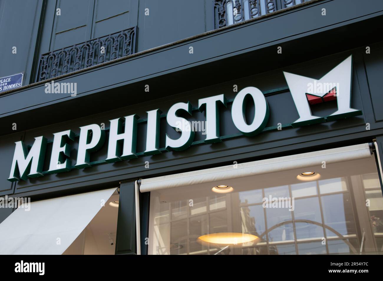 Bordeaux , Aquitaine Frankreich - 05 29 2023 : mephisto Logo Text und Markenzeichen Shop Komfortschuhe am Eingang modische Ladenfassade im Stadtzentrum Stockfoto