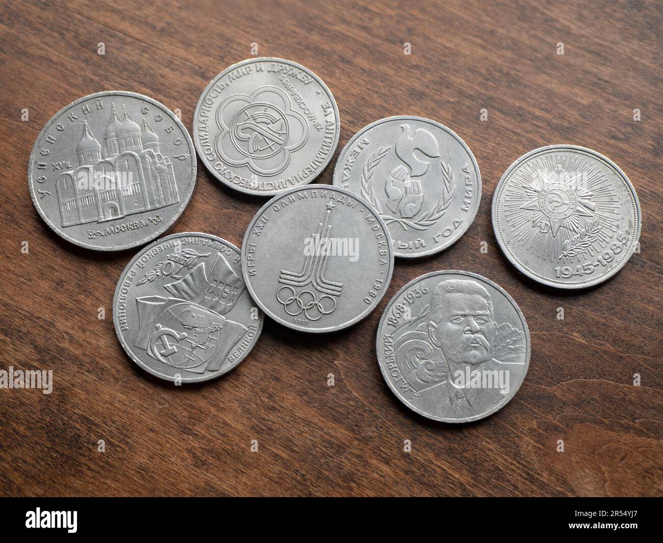Sowjetischer Rubel, Jubiläumsausgabe auf dem Holztisch. Im Umlauf befindliche Gedenkmünzen Stockfoto