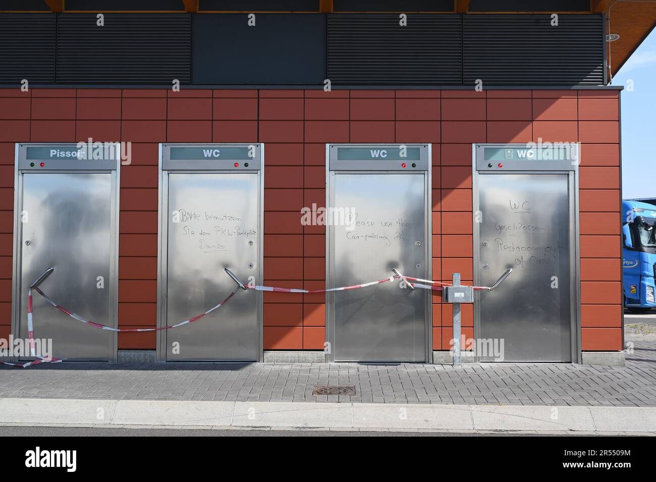 28. Mai 2023, Nordrhein-Westfalen, Düren: Verschlossene und geschlossene öffentliche Toiletten im Lkw-Rastplatz, Parkplatz auf der Autobahn Foto: Horst Galuschka/dpa/Horst Galuschka dpa Stockfoto