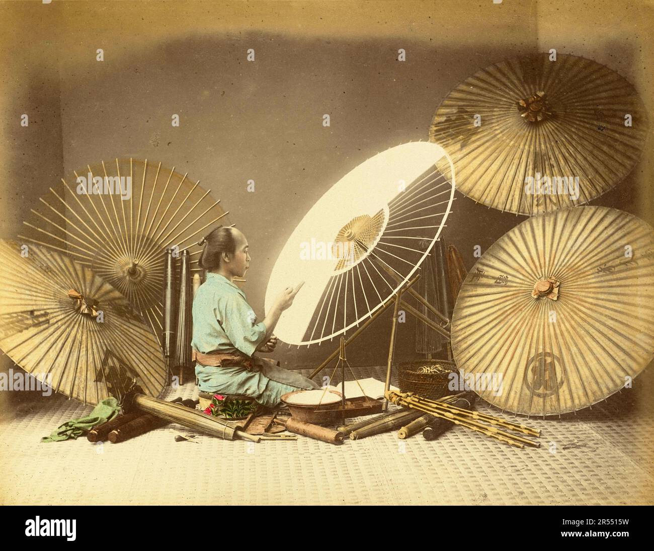 Antikes Japan, Herstellung von Sonnenschirmen, Schirmen, in einer kleinen Werkstatt, um 1880, Japan, Historisch, digitale Restaurierte Reproduktion von einer Vorlage aus der damaligen Zeit / Antique Japan, Herstellung von Sonnenschirmen, in einer kleinen Werkstatt, c. 1880, Japan, Historisch, digital restaurierte Reproduktion eines Originals aus der Zeit. Stockfoto