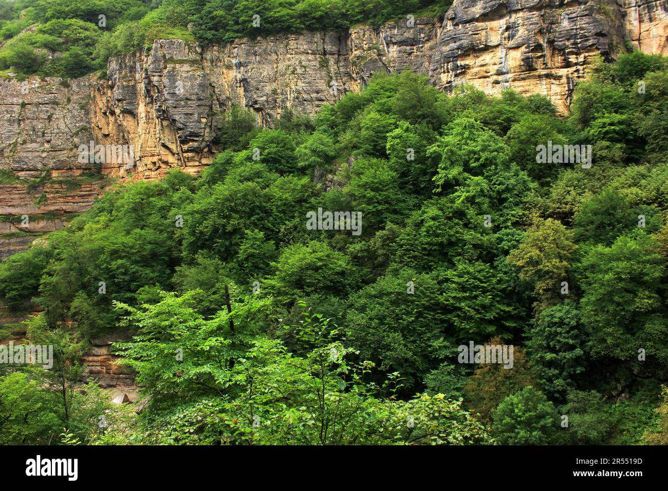 Wunderschöne Felsen in der Schlucht auf dem Weg zum Dorf Khinalyg. Aserbaidschan. Stockfoto